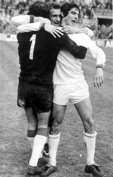 Serie A, campionato 1972-1973, 26a giornata: Inter-Roma termina 0-0. A fine partita l&#39;abbraccio tra Di Bartolomei, il portiere Ginulfi e Scaratti. (Ap)